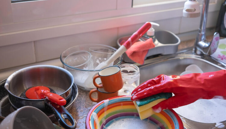 Como tirar o óleo dos utensílios de cozinha? Veja 4 maneiras simples!