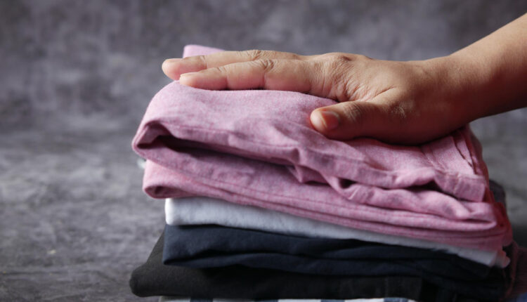 Saiba como desamassar roupa rápido sem ferro de passar roupa