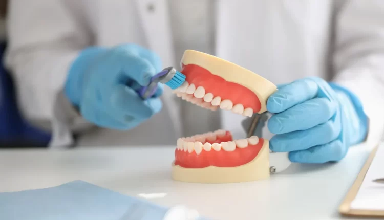 Como limpar dentadura com produto caseiro? Confira as opções!