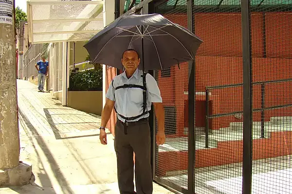 Invenções brasileiras engraçadas e curiosas: Cinto para guarda-chuvas