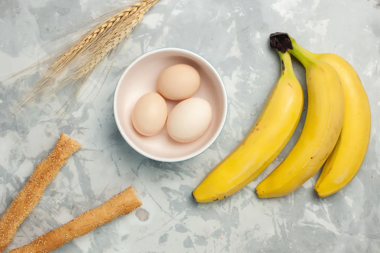 Qual café da manhã mais saudável: banana com ovo.