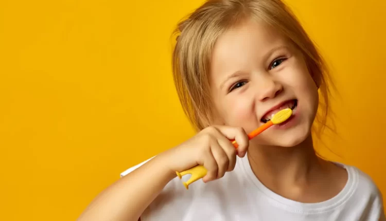 Escovar os dentes demais faz mal?