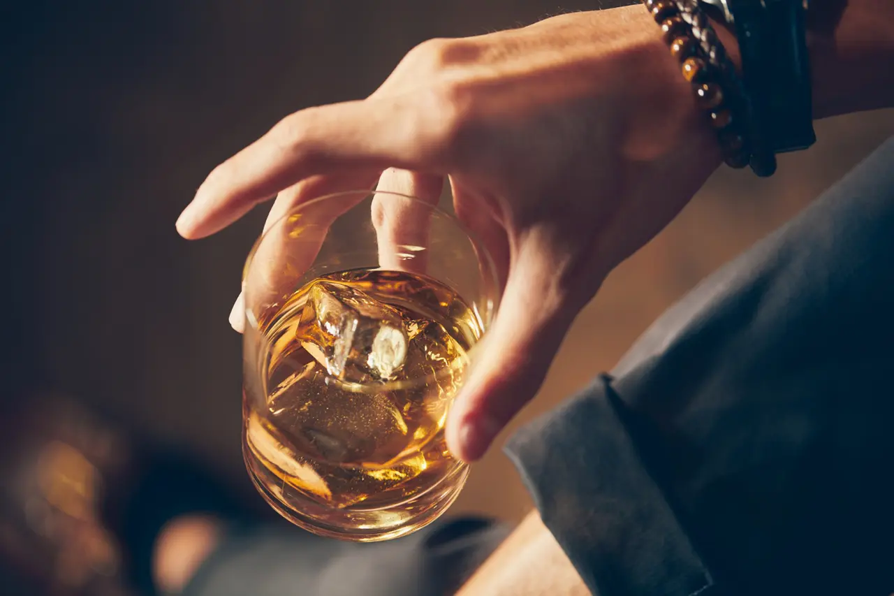 Osteoporose alimentos que devem ser evitados: álcool.