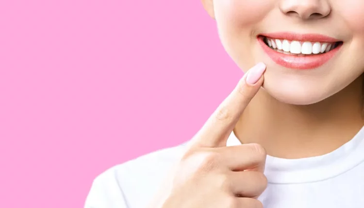 8 mitos sobre clareamento dental: Você já caiu em algum!