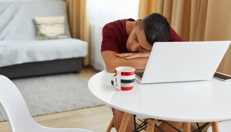 Por que energéticos podem dar sono? Saiba a causa desse efeito!