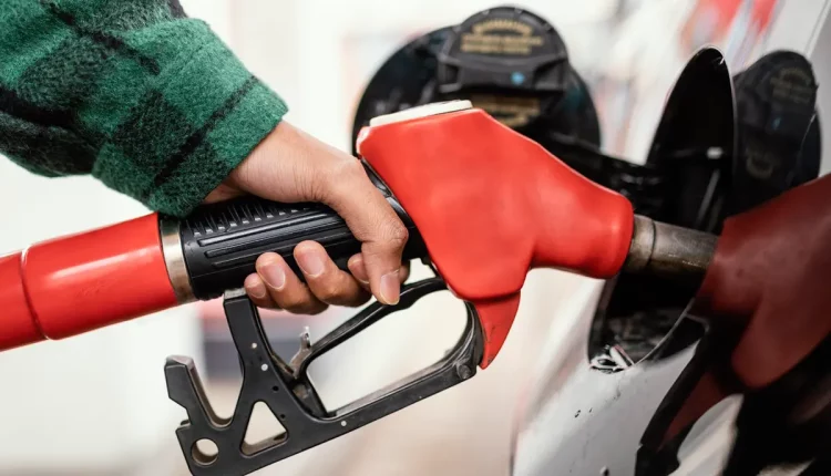 Andar devagar economiza gasolina de verdade? Descubra!