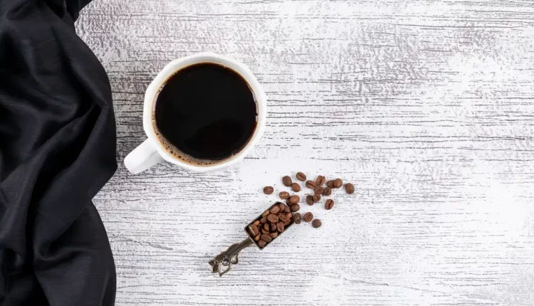 Grãos de café com tecido preto.