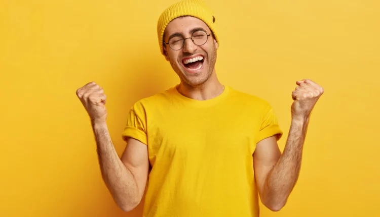 Homem feliz com fundo amarelo.