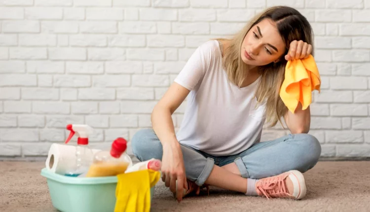 Mulher com produtos de limpeza.