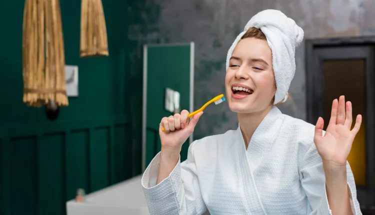 Mulher com escova de dentes.