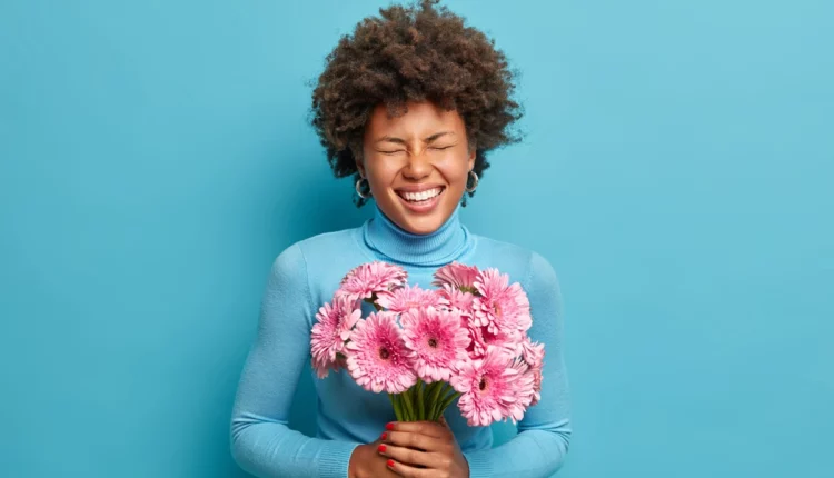 Mulher feliz com flores.