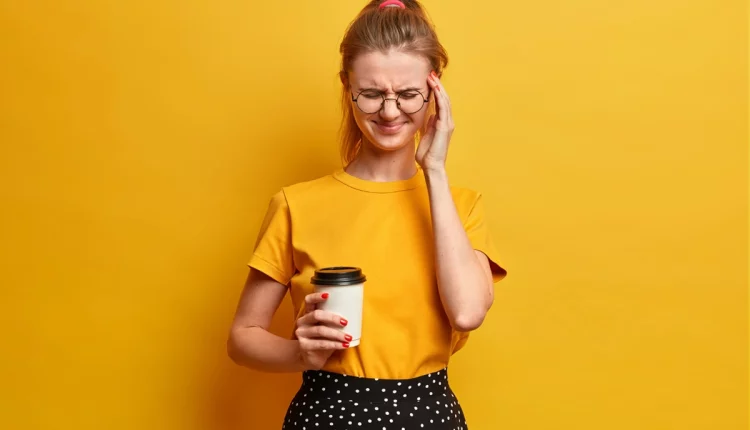 Mulher tomando café.