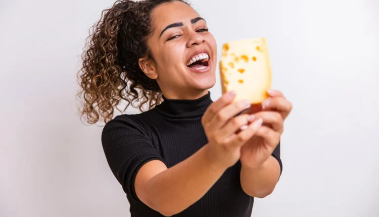 Mulher com queijo na mão.