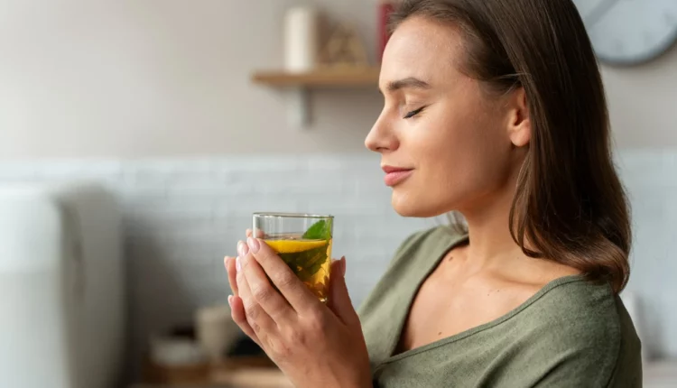 Mulher tomando chá.