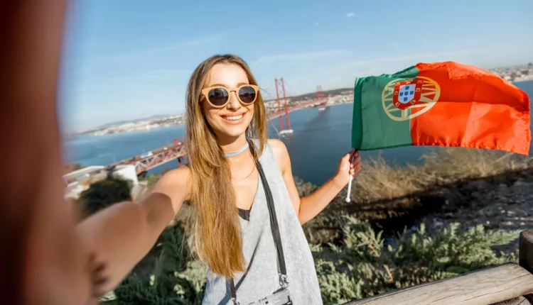 Mulher com bandeira de Portugal.