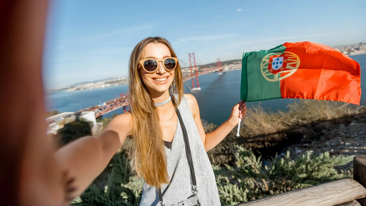 Mulher com bandeira de Portugal.