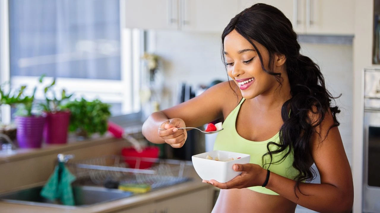 Mulher comendo salada.