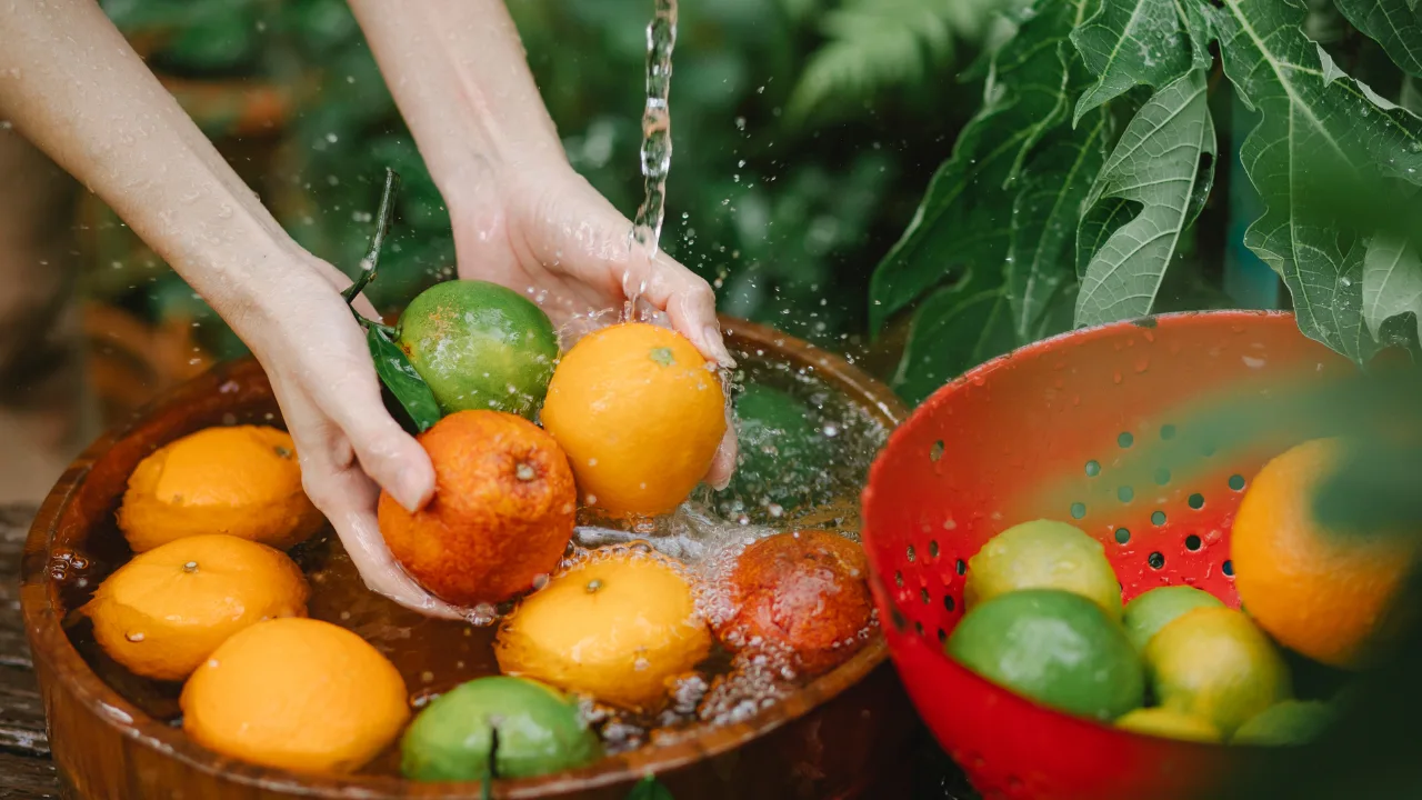 Lavando frutas.