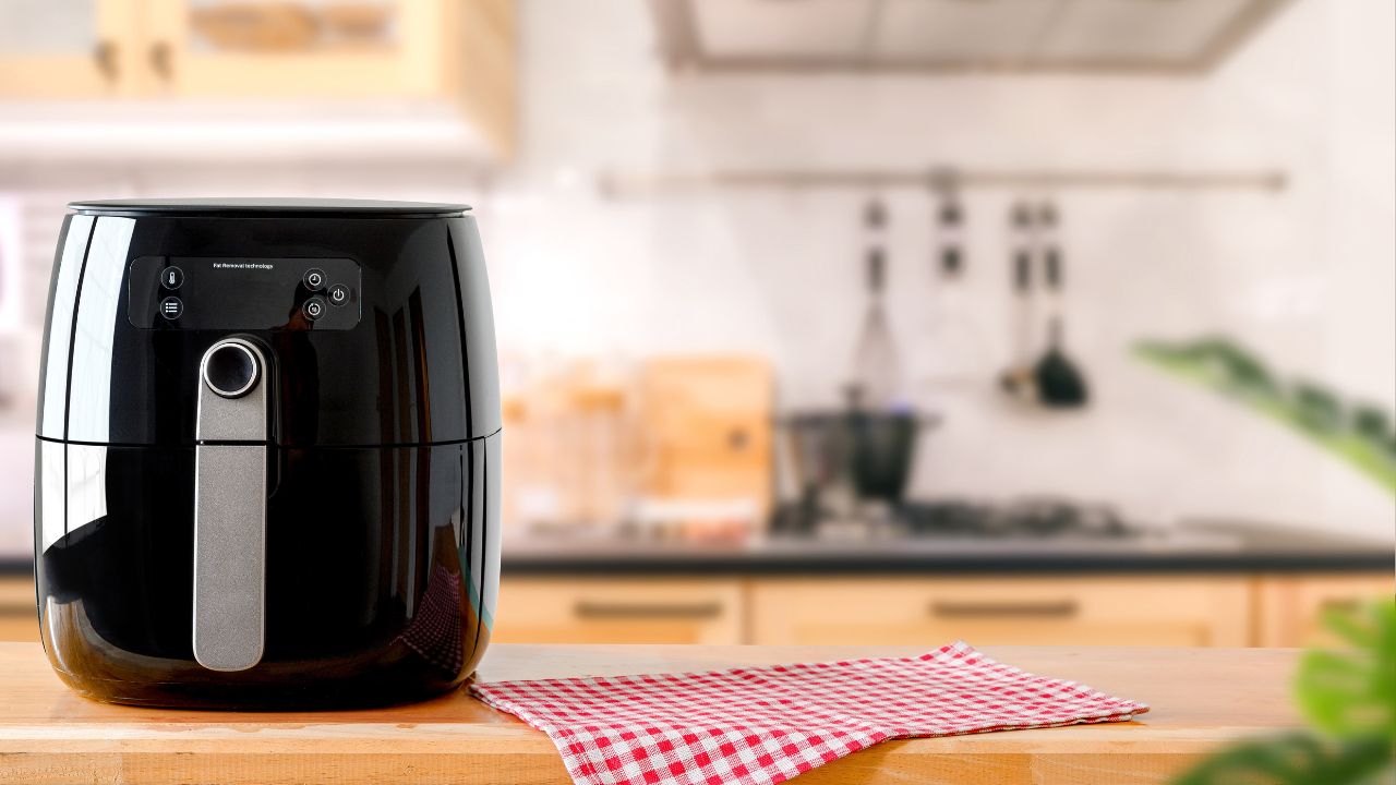 Airfryer encima da mesa de jantar.